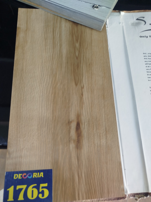 کفپوشpvc برندDECORIA.عایق ضدگرماوسرما.مقاوم دربرابرضربه وسایش.قابلشستشو نصب ونظافت آسان